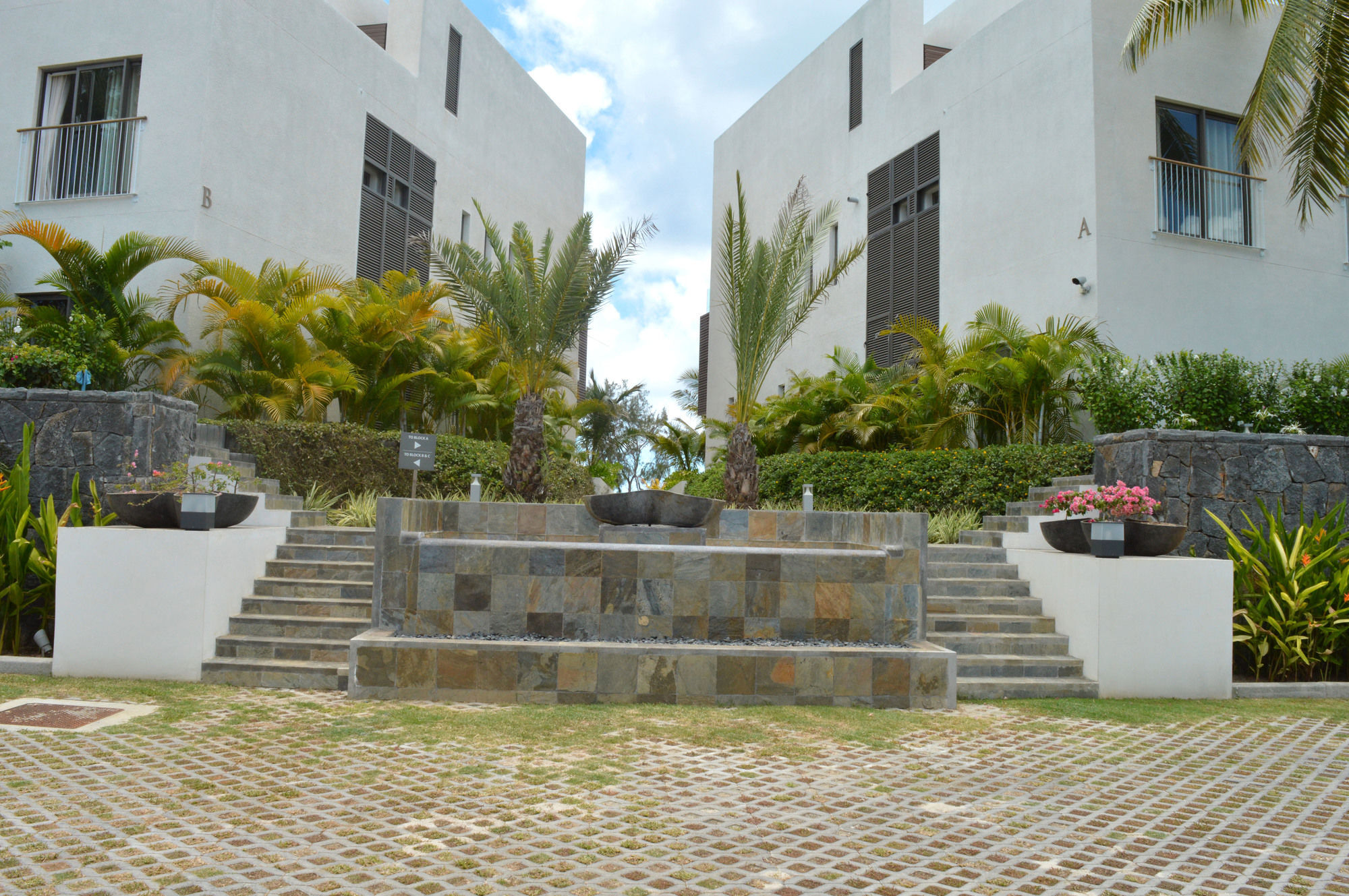 Rose Des Sables Beachfront Apartments Belle Mare Exterior photo